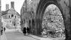 Der Würzburger Heiner Reiterberger dokumentierte Fassaden von Ruinen: In der Domerschulstraße fotografierte er 1950 den romanischen Torbogen, der kurz danach der verbreiterten Straße weichen musste. Der Blick geht zum Bruderhof und zum Würzburger Dom.