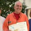 Der langjährige Blutspender Martin Kees, eingerahmt von Prof. Dr. Jürgen Kößler, dem Kommissarischen Direktor, und Katja Strauß vom Spendeteam des Instituts für Klinische Transfusionsmedizin und Hämotherapie des Uniklinikums Würzburg.
