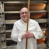 An seinem Lieblingsort in der Backstube, den Schieber schon in der Hand: Bäckermeister Robert Gürsching.