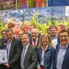 Der Radweg „Liebliches Taubertal – Der Klassiker“ wurde auf der Reisemesse CMT in Stuttgart durch den Allgemeinen Deutschen Fahrradclub (ADFC) erneut mit fünf Sternen bewertet. Landrat Christoph Schauder (links) übergab die Urkunde in seiner Funktion als 1. Vorsitzender des Tourismusverbandes Liebliches Taubertal an den Geschäftsführer, Sven Dell (Dritter von links).