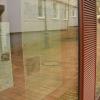 Historische Zeitungsartikel erinnern im monatlichen Wechsel am Schaufenster der Stadtbibliothek in Marktheidenfeld an den zweiten Weltkrieg.