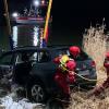 Ein Auto ist am Freitagabend in Fahr im Main versunken. Nach aufwendiger Bergung wurde es noch in der Nacht an Land gezogen.