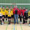 Stolz präsentierten sich die Siegermannschaften aus Weyersfeld und Wiesenfeld mit ihrem Pokal, der Urkunde und einem Fairtrade Fußball zusammen mit dem Leitungsteam des Ministrantenarbeitskreises Main-Spessart, das wieder für die professionelle Durchführung des Turnieres verantwortlich zeichnete.