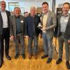 Eibelstadts Bürgermeister Markus Schenk begrüßte die Gäste und bekam einen Timmy (von links): Hauptgeschäftsführer LIV Kai Gajewski, Hermann Lang, Obermeister der Zimmerer-Innung Würzburg/Kitzingen, Peter Aicher, Präsident des LIV Peter Aicher, Markus Schenk, und Stefan Weyer, Bezirksvorsitzender Unterfranken. Eibelstadts Bürgermeister Markus Schenk begrüßte die Gäste und bekam einen Timmy (von links): Hauptgeschäftsführer LIV Kai Gajewski, Hermann Lang, Obermeister der Zimmerer-Innung Würzburg/Kitzingen, Peter Aicher, Präsident des LIV Peter Aicher, Markus Schenk, und Stefan Weyer, Bezirksvorsitzender Unterfranken.