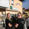 Christina Reinhard (links) und ihre Mutter Anneliese freuen sich über das 10-jährige Jubiläum des Blumencafés Pusteblume in Unterwittighausen. Christina Reinhard (links) und ihre Mutter Anneliese freuen sich über das 10-jährige Jubiläum des Blumencafés Pusteblume in Unterwittighausen.
