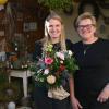 Christina Reinhard (links) und ihre Mutter Anneliese freuen sich über das zehnjährige Jubiläum des Blumencafés Pusteblume in Unterwittighausen.