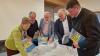 Interessiert schauen sich die Bürgermeister eine Karte zu historischer Landnutzung an. Das Bild zeigt von links: Doris Pokorny (Leiterin der Bayerischen Verwaltungsstelle des Biosphärenreservates), Manfred Emmert (Altbürgermeister Geroda), Waldemar Bug (Altbürgermeister Burkardroth), Bürgermeister Daniel Wehner (Burkardroth) und Bürgermeister Alexander Schneider (Geroda).
