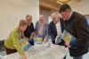 Interessiert schauen sich die Bürgermeister eine Karte zu historischer Landnutzung an. Das Bild zeigt von links: Doris Pokorny (Leiterin der Bayerischen Verwaltungsstelle des Biosphärenreservates), Manfred Emmert (Altbürgermeister Geroda), Waldemar Bug (Altbürgermeister Burkardroth), Bürgermeister Daniel Wehner (Burkardroth) und Bürgermeister Alexander Schneider (Geroda).