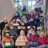 Die Schülerinnen und Schüler der Klasse 2a und Rektor Wolfgang Schmitt bei der Spendenübergabe.