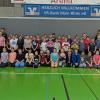 Das Jugendtrainerteam des Freak City Bamberg mit Schülerinnen und Schülern der fünften Jahrgangsstufe der Dr.-Karl-Grünewald-Realschule sowie Carmen Büttner, stellvertretende Bereichsleiterin Retailvertrieb der VR-Bank Main-Rhön.