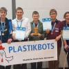 Das Foto zeigt die Plastikbots (von links): Luis Theobald, Kilian Schelbert, Aron Ehrenfels, Sven Selke, Thilo Knes, Luca Russo, Catharina-Maria Hereth; es fehlt Robin Kühn.