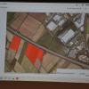 Die Firma Südwerk will auf den in der Projektion im Gemeinderat rot markierten Flächen südlich der Autobahn A70 bei Knetzgau einen Solarpark errichten.