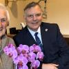 Volkachs Bürgermeister Heiko Bäuerlein überreichte Hiltrud Glaser zum 90. Geburtstag einen Blumenstock.