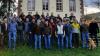 Das Foto zeigt den Jahrgang im Garten der Forstschule mit Schulleiter Christof Welzenbach (links) und Lehrgangsleiter Gerd Baumeister (rechts).