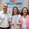 Lilly aus der 8. Klasse der WIlhelm-Sattler-Realschule hält stolz ihre Urkunde in ihren Händen. Schulleiter Georg Harbauer (links) und Carina Thorwarth (Wertebotschafterbegleitlehrkraft) freuen sich sehr über die frisch ausgebildete Wertebotschafterin.