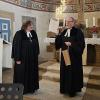 Es ist vollbracht: Pfarrer Stefan Köttig hält die Urkunde zur Ruhestandsversetzung in den Händen, die ihm Dekanin Anne Salzbrenner aushändigte.