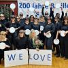 Die  auf einem sechs Punkte-Raster basierte Schrift blinder Menschen erweckten beim Neujahrsempfang des BFW 18  blinde und sehende Beschäftigte,  jeder als Stern, mit einem Tanz zur Musik des Evergreens "Music was my first love" von John Miles zum Leben,  acht Wochen lang einstudiert von Conny Lingnan-Scheckenbach, der Trainerin der Tanzfamilie der TG Höchberg (vorne rechts).