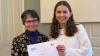 Dr. Marie-Laure Canteloube, Sprach- und Bildungsattachée des Instituts français, gratuliert Sarah Liebler zu ihrer Bestleistung.