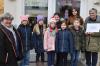 Auf dem Bild: Die kommissarische Schulleiterin Margit Karl (links) und die Klassenleiterin der 2a Monika Hartung im Beisein einiger Schülerinnen und Schüler.