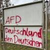 Eine eindeutig rechtsradikale Parole haben Unbekannte auf eine Infotafel des Weinbauvereins Zeilitzheim am Radweg von Zeilitzheim nach Obervolkach gesprüht.