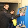 Gerätewart Alexander Dangel (vorne) und Sachgebietsleiter Manuel Wurst reinigen die Schläuche der Hammelburger Feuerwehr.