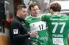 Im Gespräch mit seinen Spielern: Heiko Karrer (links), seit einer Woche Trainer der Wölfe Würzburg, vermittelt beim jüngsten Heimspiel gegen HBW Balingen-Weilstetten II im Austausch mit Kapitän Patrick Schmidt und  Luis Franke (rechts) seine Vorstellungen.