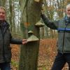 Die Artenvielfalt fördern durch Vertragsnaturschutz: Wie das geht, erklärten Wolfgang Grimm (rechts), Bereichsleiter Forst beim AELF Karlstadt, und Waldbesitzer Elmar Kütt am Beispiel eines Biotopbaums – und auch, was die grüne Welle auf dem Baum bedeutet.
