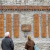 Die Installation „Sie lebten mitten unter uns“ an der Stadtmauer im Châteaudun-Park (Innenseite)