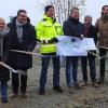 Beim Spatenstich für den Bau des Regenrückhaltebeckens im Gelchsheimer Ortsteil Oellingen bekam Bürgermeister Roland Nöth (rechts) Hilfe von (von lnks): Annette Barreca, Roman Menth, Eberhard Hirsch, Jürgen Bauer, Jürgen Eisentraut, Björn Jungbauer und Silas Häußlein.