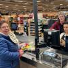 CSU-Politikerin Dorothee Bär an der Supermarktkasse. Eine Kundin erklärte angesichts der Aktion für den guten Zweck: "Ich habe extra viel eingekauft, der Tafel zuliebe."
