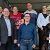 Hintere Reihe (von links): Hauke Seifert (Leiter Städtische Sing- und Musikschule), Tobias Schwab (Leiter Ausbildung), Jürgen Schwank (Personalratsvorsitzender), Thomas Reinhart (Hausmeister, Zentrale Dienste), Johanna Günther (Bürgerbüro), Uli Heck (Geschäftsführender Beamter); vordere Reihe (von links): Erster Bürgermeister Michael Hombach, Julian Gottfried (Liegenschaftsmanagement) und Suzette Wettengel (Städtische Musikschule).