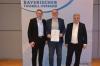 Auf dem Foto (von links): Jürgen Pfau (Bezirks-Vorsitzender Ufr./BFV-Vizepräsident), Stephan Göbel und Reinhold Baier (BFV-Vizepräsident).