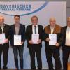 Auszeichnung langjähriger BFV-Mitarbeiter*innen (von links): Jürgen Pfau (Bezirks-Vorsitzender Ufr/BFV-Vizepräsident), Thomas Krug, Toni Adelhardt, Steffen Ehwald, Günther Stottele, Dieter Winkelmann, Reinhold Baier (BFV-Vizepräsident).