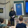 Polizist Yannic Mälzer zu Gast in der Mittelschule Marktheidenfeld.