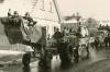 In der Schaufel des Frontladers machten es sich in den 1960-er Jahren zwei Feuerwehrmänner bequem.