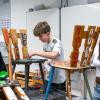 Aus Alt macht Neu: Die Achtklässler der Mittelschule Gerolzhofen bereiten im Kunstunterricht gespendete Stühle für eine Nutzung im Jugendhaus auf - natürlich im Jugend-Style. Marie, Florian und Denisha (von links) sind begeistert von der erstmaligen Zusammenarbeit ihrer Schule mit der städtischen Einrichtung.