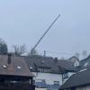 Ein großer Kran ist aktuell über dem Hang zwischen Maintalstraße und Taubental in Homburg zu sehen.