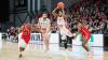 Mike Lewis II von den Würzburg Baskets wirft den Ball gleich Richtung Korb, weil er merkt, dass er von Bambergs KeyShawn Feazell gefoult wurde.