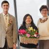 Blumen zaubern ein Lächeln in die Welt: Das Valentinspaar der Gartenbaugruppe Würzburg mit „Valentine“ Petra Gammanick und „Valentin“ Wilhelm Rippel überbringt seinen bunten Frühlingsgruß traditionell, um Freude in der dunklen Jahreszeit zu verbreiten. Die stellvertretende Landrätin Christine Haupt-Kreutzer (Mitte) empfing die beiden am Landratsamt Würzburg.