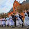 Paare in traditioneller wendischer Festtagstracht nehmen an der Fastnacht im Spreewald teil.