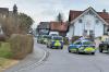 Polizeifahrzeuge am Sonntagnachmittag am Einsatzort in Durach.