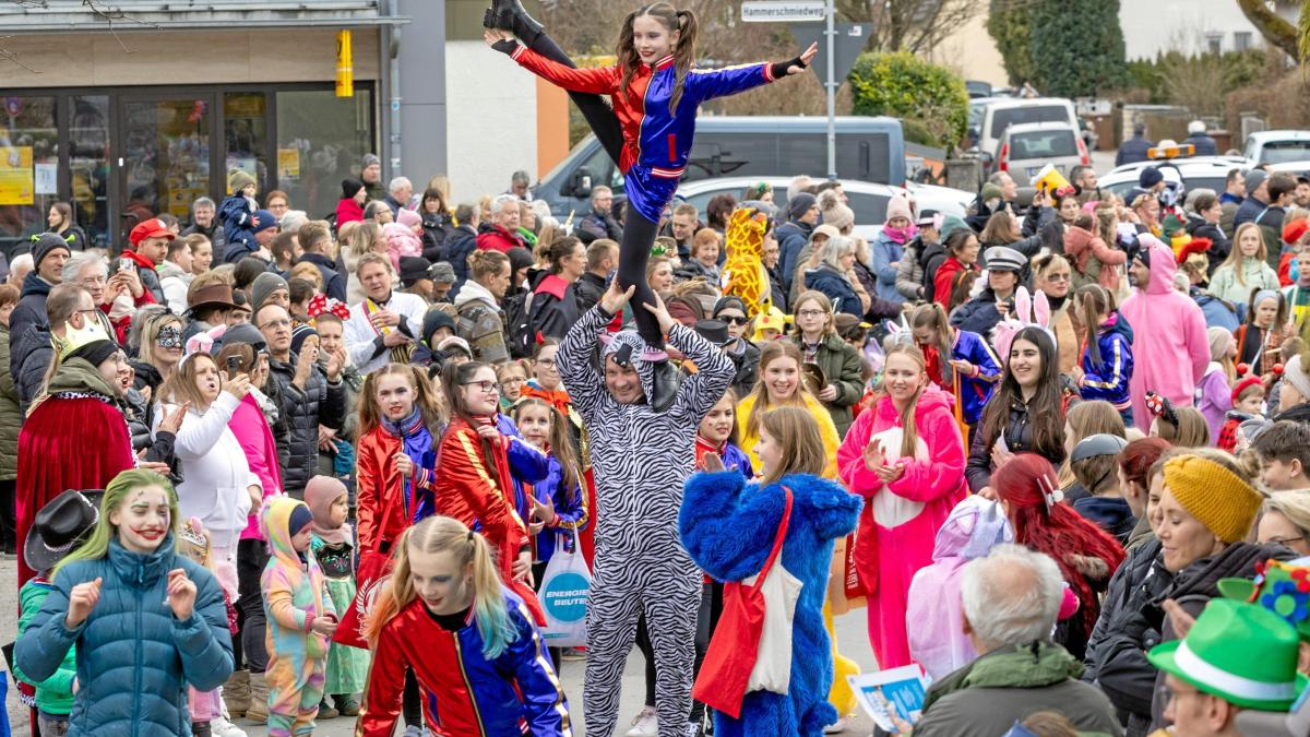 Fasching-in-der-Firnhaberau-Vorbereitungen-f-r-den-Umzug-laufen