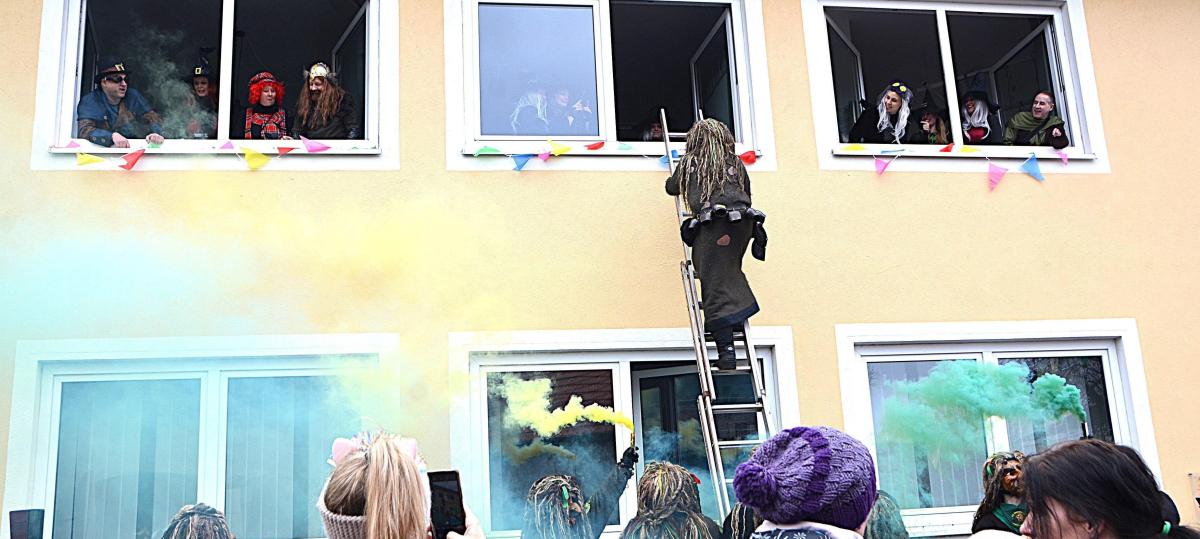 Bellenberger Lacha-Dreggler stürmen das Rathaus