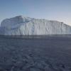 Ein Eisberg treibt im Ilulissat-Eisfjord.