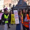 Die Teilnehmerinnen und Teilnehmer beim Demonstrationszug durch die Füssener Innenstadt und der anschließenden Kundgebung am Stadtbrunnen. 