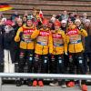 Gruppenbild mit Familien und Freunden: Das erfolgreiche Gold-Quartett der Nordischen Kombinierer mit (in gelben Anoraks von links) Wendelin Thannheimer, Johannes Rydzek, Julian Schmid und Vinzenz Geiger hatte jede Menge Unterstützung aus der Heimat – von Eltern, Partnerinnen und dem stolzen Vorsitzenden des SC Oberstdorf, Georg Geiger (links). 