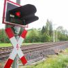 Ein Lkw blockiert den Bahnübergang auf Höhe Sigratsbold. Der anfahrende Zug aus Lengenwang in Richtung Marktoberdorf musste eine Schnellbremsung hinlegen. Gegen den Lkw-Fahrer läuft nun ein Ermittlungsverfahren.