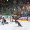 Eishockey-Oberliga: Jack Olmstead vom ECDC Memmingen jubelt über seinen Siegtreffer im entscheidenden Play-off-Spiel gegen die Hannover Indians.