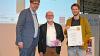 Bei der Internationalen Handwerksmesse in München überreichte Michael Kellner (links), Parlamentarischer Staatssekretär im Bundeswirtschaftsministerium, den Innovationspreis an Martin Sandler (Mitte) und Benjamin Sandler. 