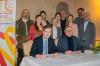 Im Rahmen des Bauernkrieg-Gedenkjahrs wird ein Mittelmarktmarkt in Würzburg zu einer Zeitreise einladen. Oberbürgermeister Christian Schuchardt (links) und Bürgermeister Helmut Krämer unterzeichneten den Kooperationsvertrag. Ein großes Team steckt hinter dem Programm: Zweite und dritte Reihe von links: Die "Freiheitskämpfer" der Florian-Geyer-Festspiele Christian Göbel und Ivonne Göbel, Friederike Langeworth, Kreisarchivpflegerin, Annette Barreca und Diana Hufnagel, die beiden Koordinatorinnen des Mittelaltermarkts, der Künstlerische Leiter des Gedenkjahrs Georg Rootering, Daniela Ruß und Ingolf Stöcker vom städtischen Orgateam, das bei Kulturreferent Benedikt Stegmayer angesiedelt ist.